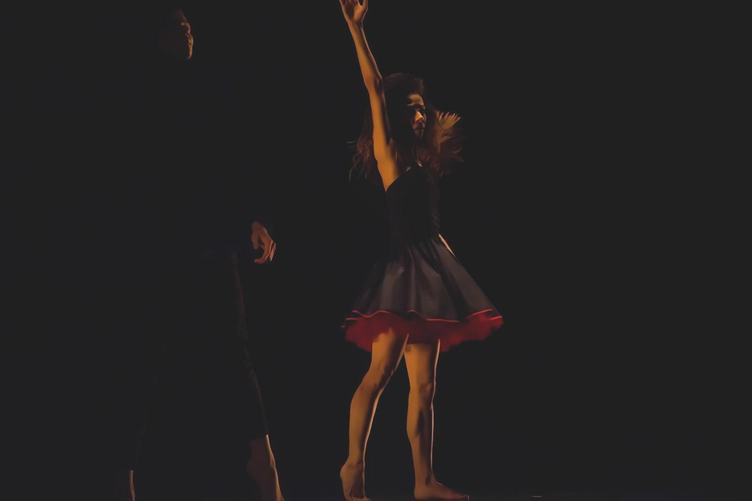 Bailarina ejecutando una posición de ballet con gracia y precisión técnica